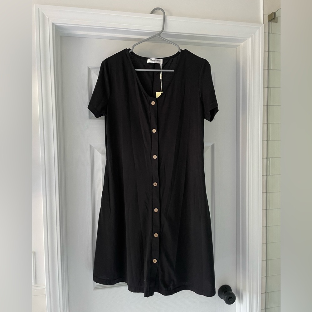 Black Manydress size M dress with buttons and pockets.